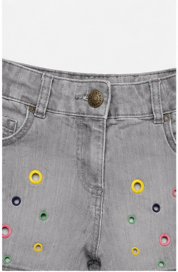 Short de mezclilla con aplicaciones decorativas
