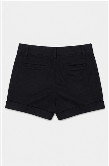 Short Clásico con Detalle de Cierre Decorativo