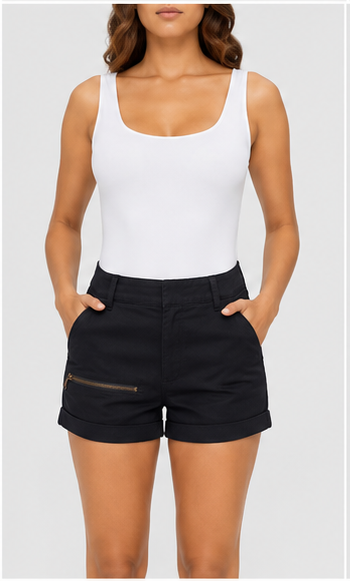 Short Clásico con Detalle de Cierre Decorativo