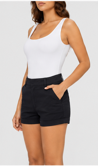Short Clásico con Detalle de Cierre Decorativo