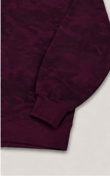 Suéter Crop Borgoña con Estampado Camuflaje