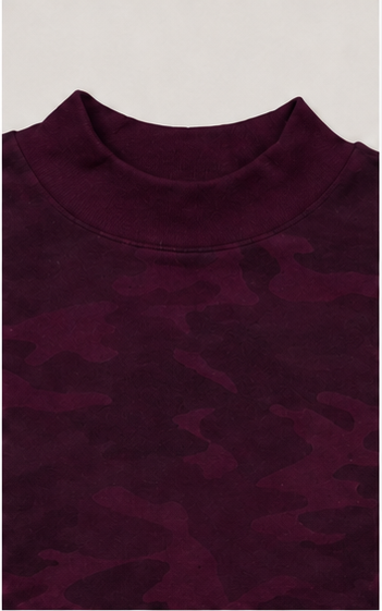 Suéter Crop Borgoña con Estampado Camuflaje