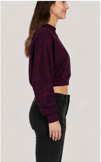 Suéter Crop Borgoña con Estampado Camuflaje