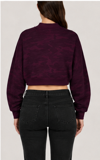Suéter Crop Borgoña con Estampado Camuflaje