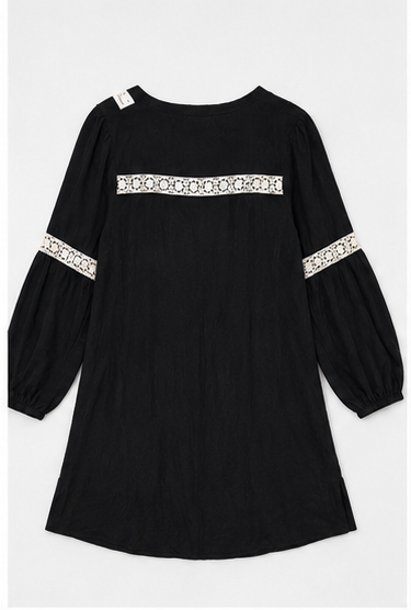 Vestido Corto Negro con Detalles de Encaje