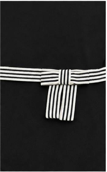 Vestido Negro con Cinturón a Rayas
