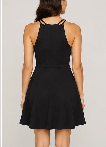 Vestido Negro Halter de Falda Acampanada