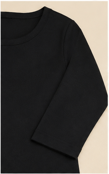 Vestido Negro con Cinturón a Rayas