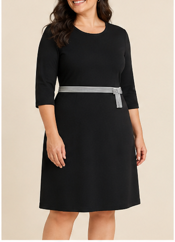 Vestido Negro con Cinturón a Rayas