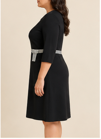 Vestido Negro con Cinturón a Rayas