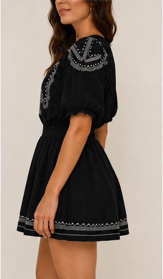 Vestido Corto Bordado – Color Negro