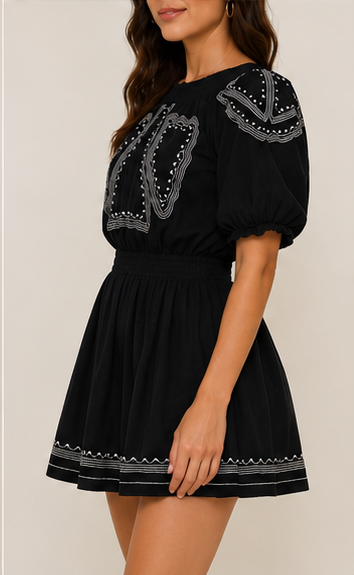 Vestido Corto Bordado – Color Negro