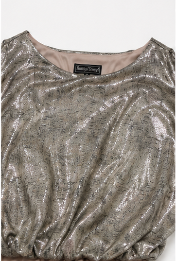 Vestido con Acabado Brillante y Falda Lisa